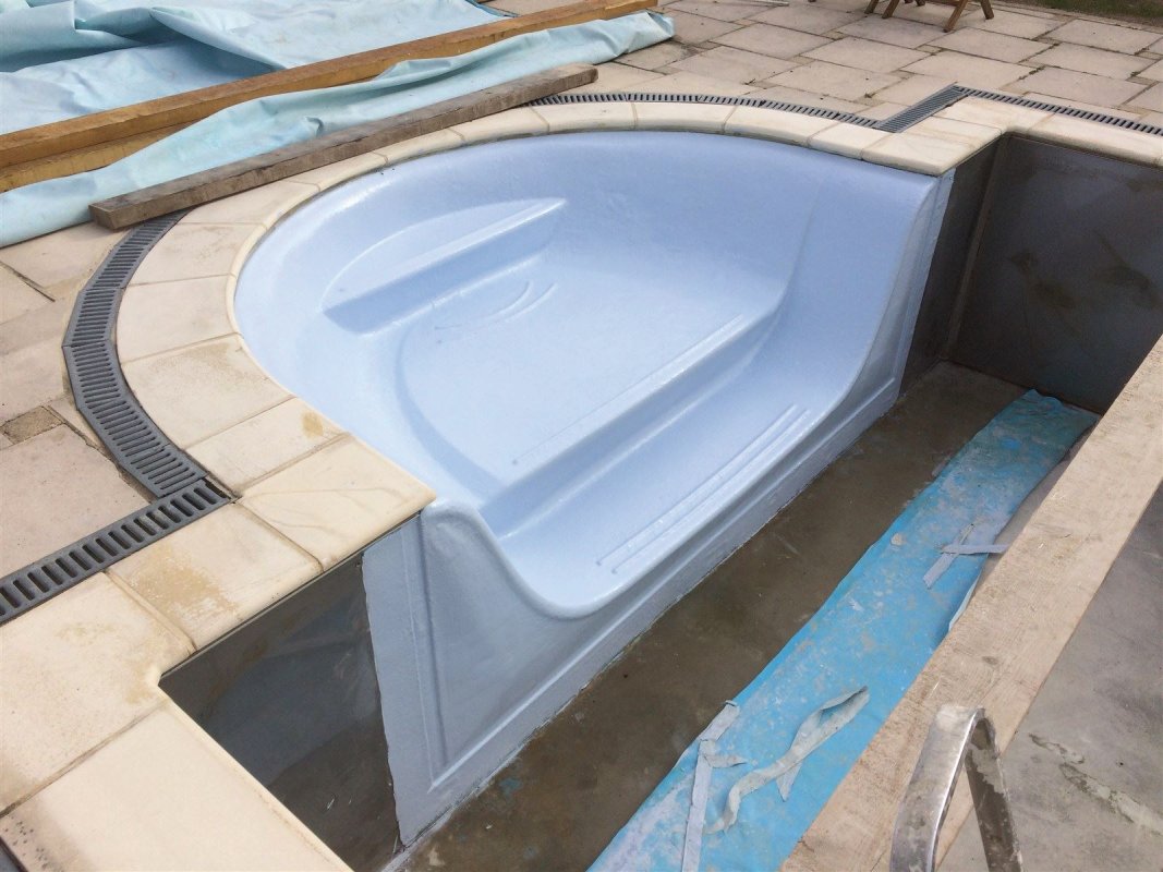 Escalier complètement restauré fibre de verre et gelcoat bleu piscine.