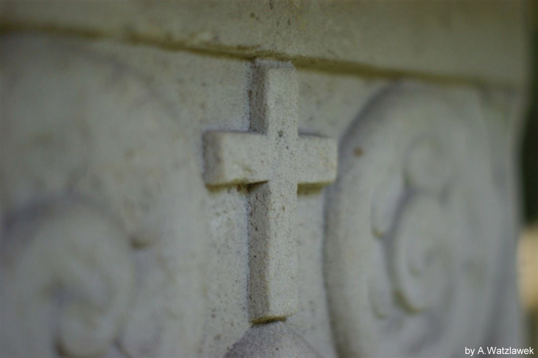 Kreuz auf Stein