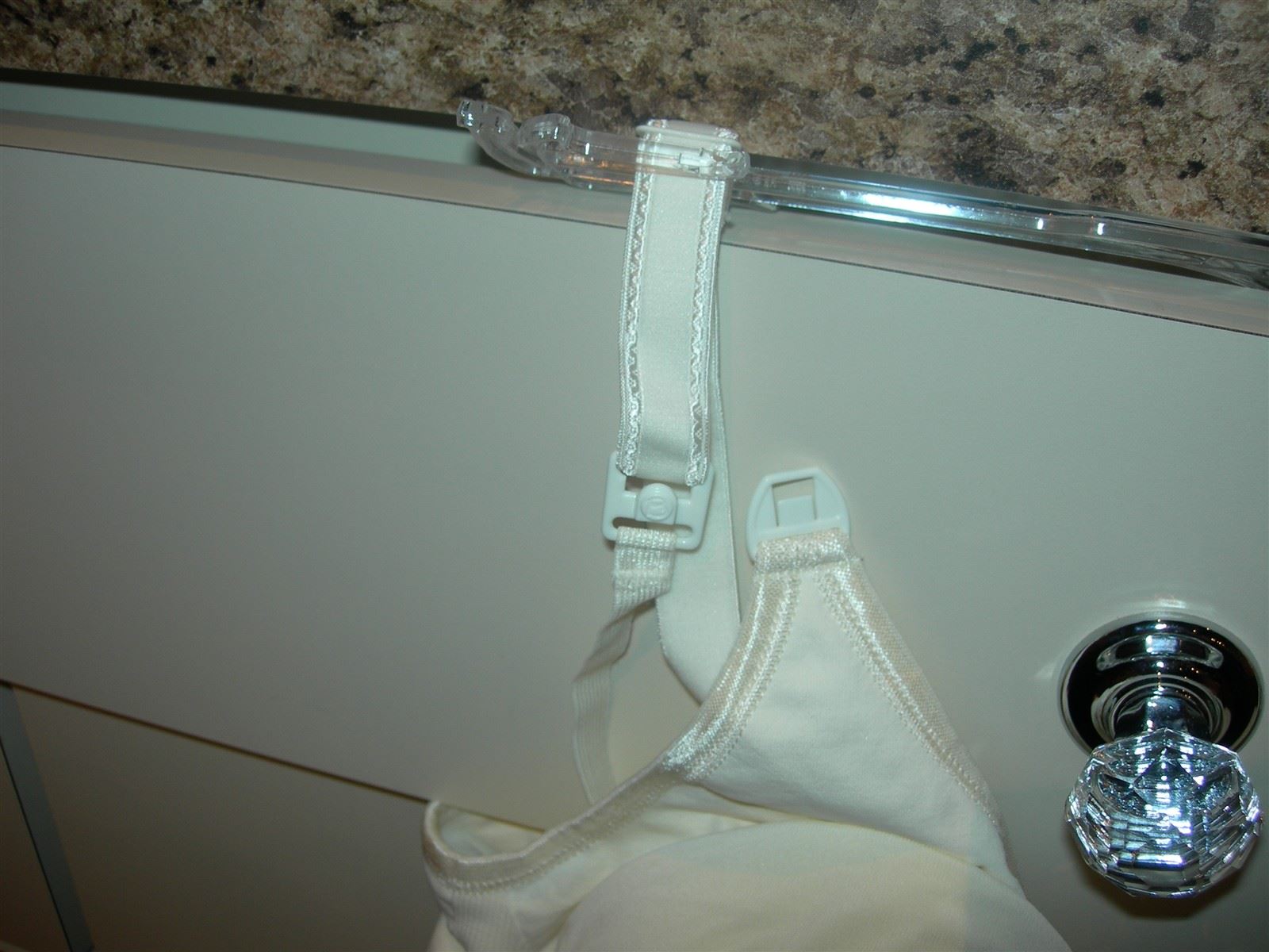Easy-Open clasp : Close-up of the clasp on the Bravado Bliss Nursing Bra