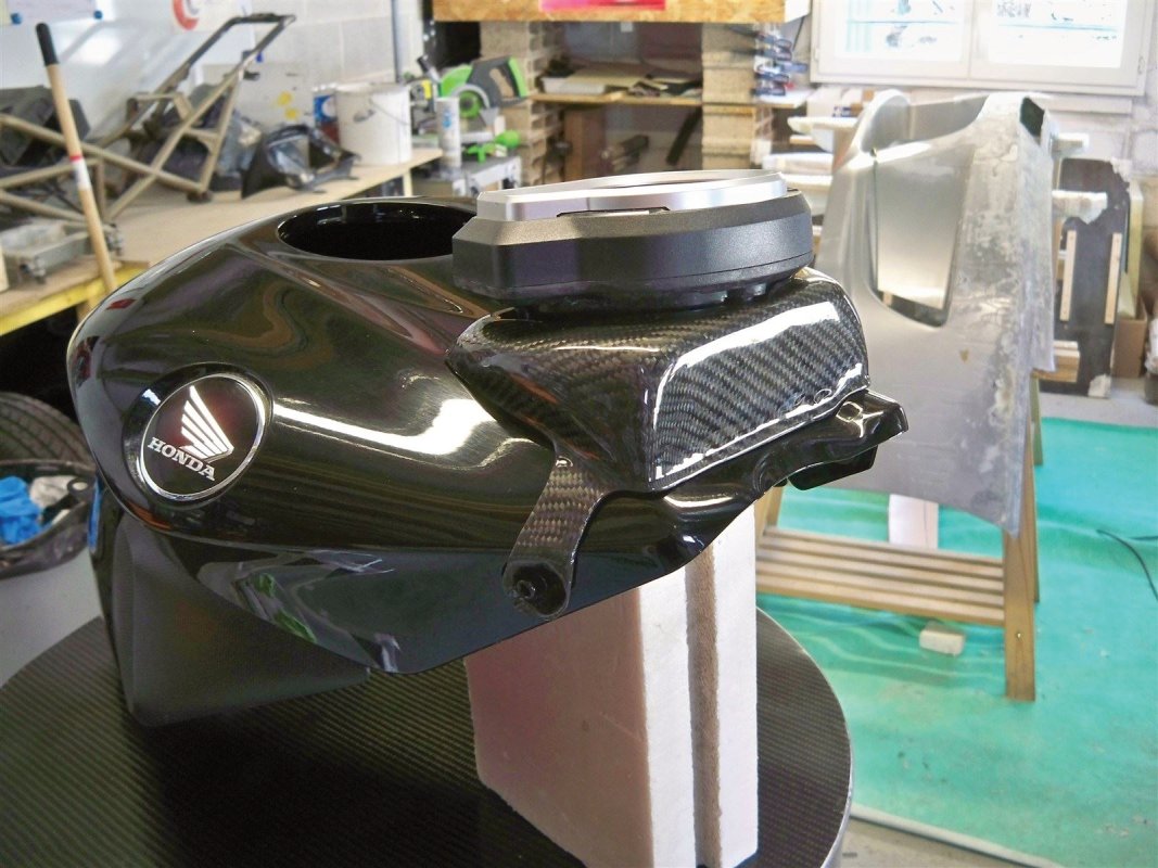 Support compteur réservoir moto carbone sur mesure Honda CBR 1000RR fibre de carbone