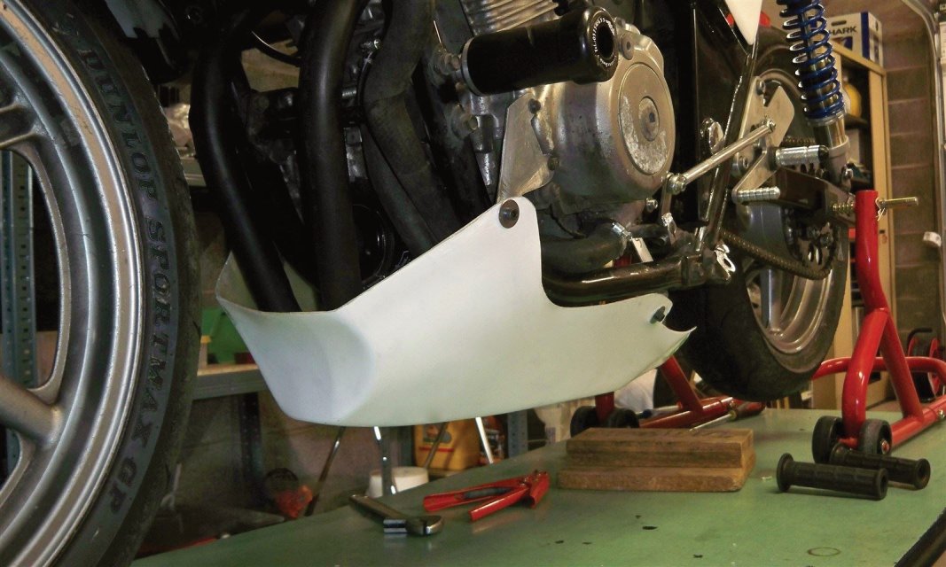 Sabot moto Honda 500CB en fibre de verre gelcoat blanc.