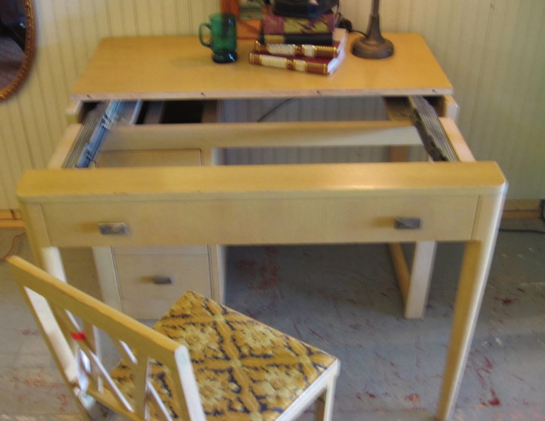 this desk expands to a table