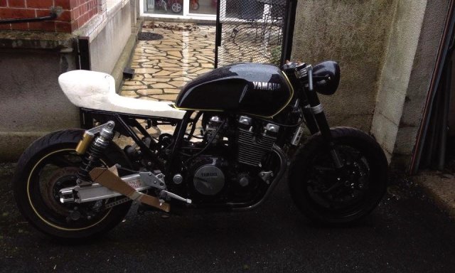 Réalisation d'une selle café racer sur mesure en fibre de verre pour une moto Yamaha XJR