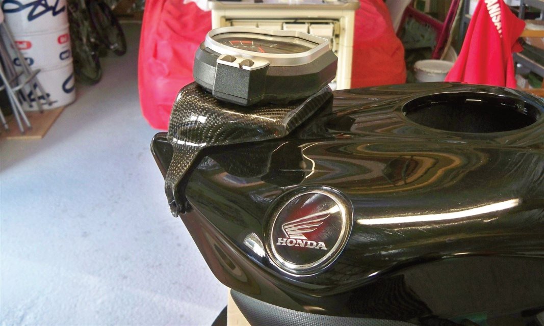 Support compteur réservoir moto carbone sur mesure Honda CBR 1000RR fibre de carbone