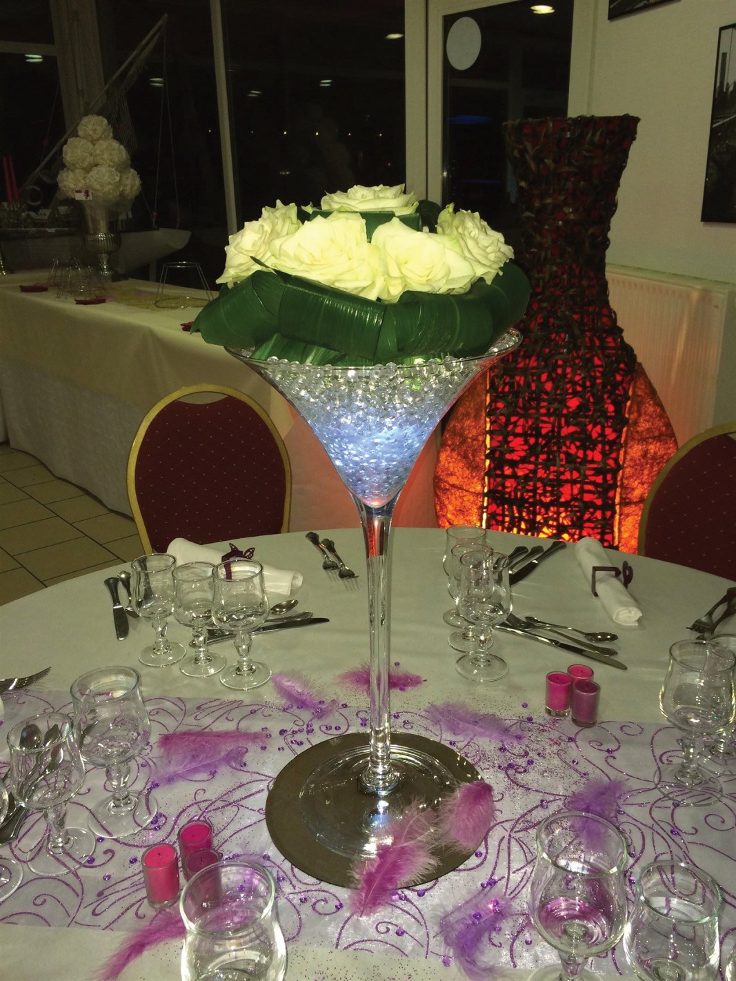 Coupe Martini Ht 50 cm roses fraîches blanches, billes d'eau gélifiées, led