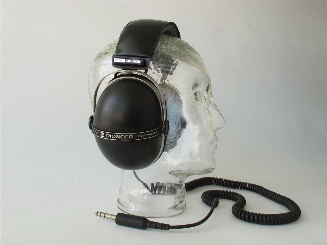 Pioneer SE 305 vintage headphones