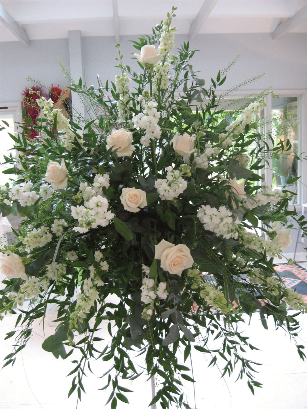 WEDDING FLOWERS KENT FLORIST USING VENDELA ROSE FOR PEDESTAL DISPLAY AT RECEPTION!