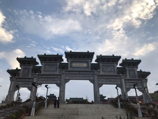 Das Eingangstor in den Ti Ji Tempel in Fu Quan