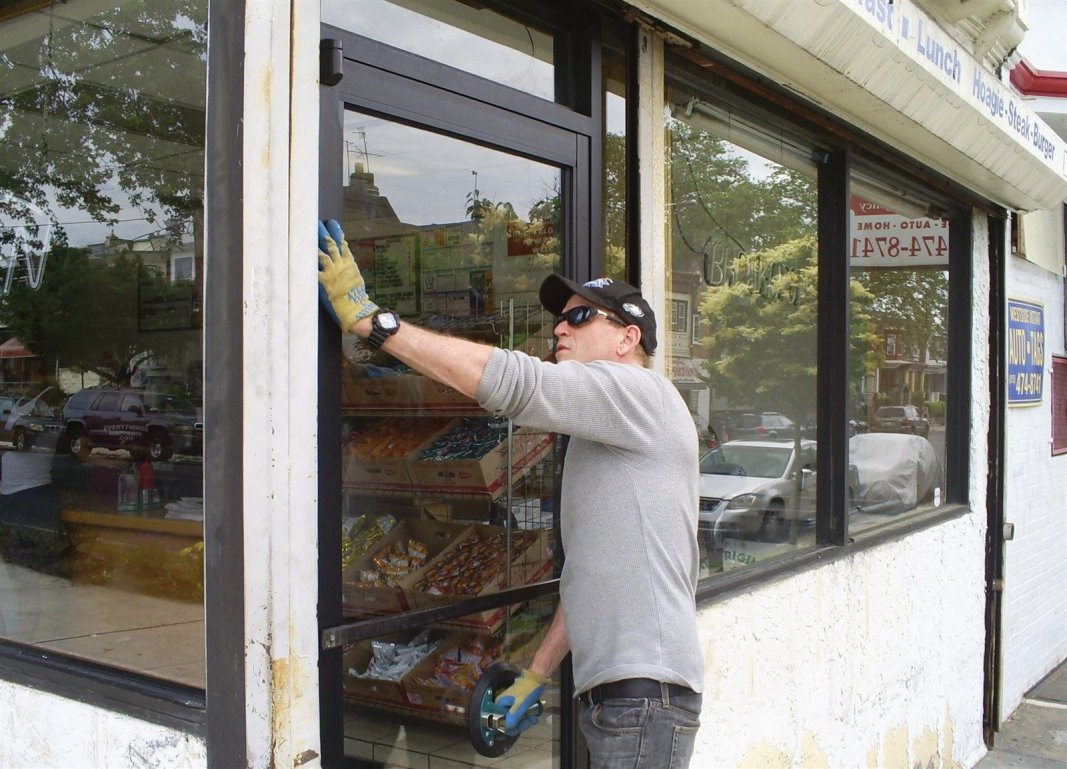  : Making the final adjustments on the new commercial door glass
