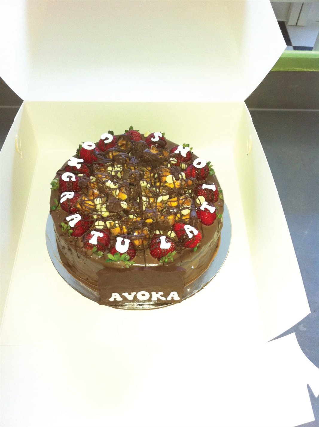 www.peekaboopartycakes.com
corporate celebration cakes 
Avoka manly