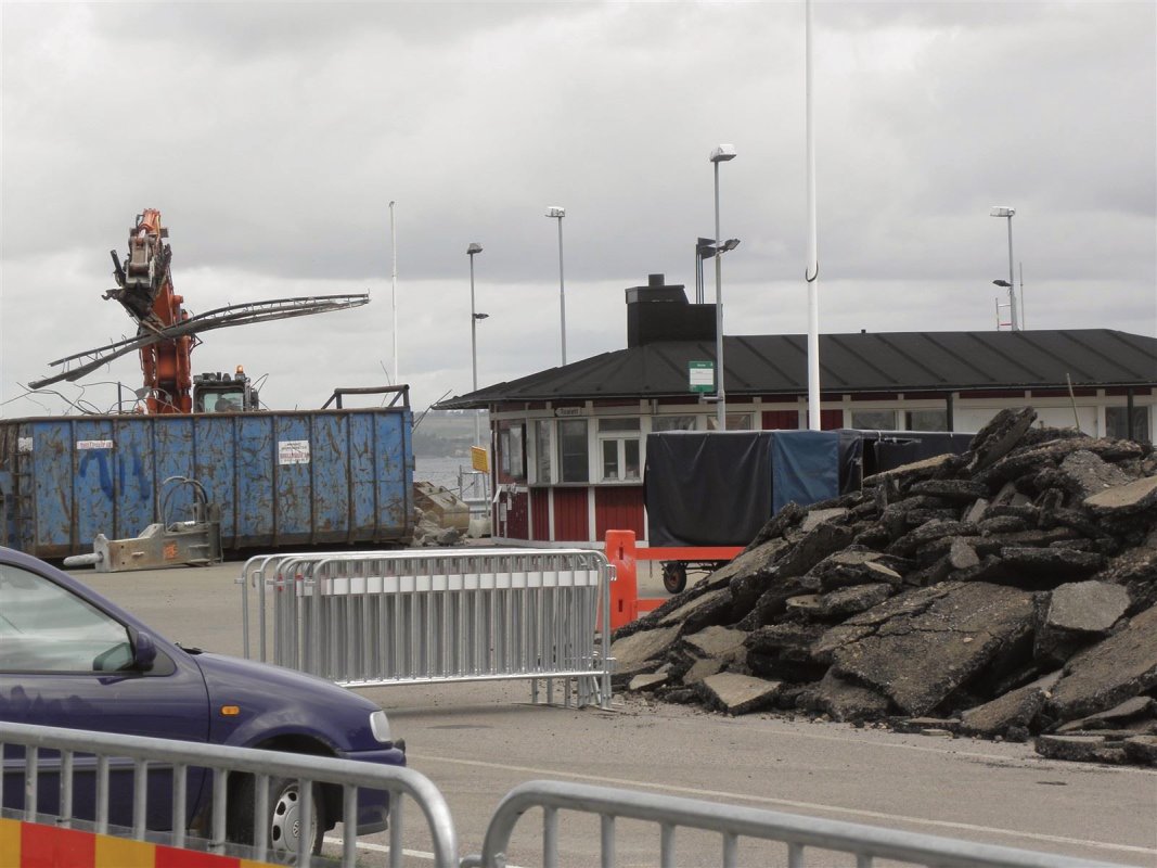 Mycket bygge och kaos i Bäckvikens hamn i väntan på nya färjan.