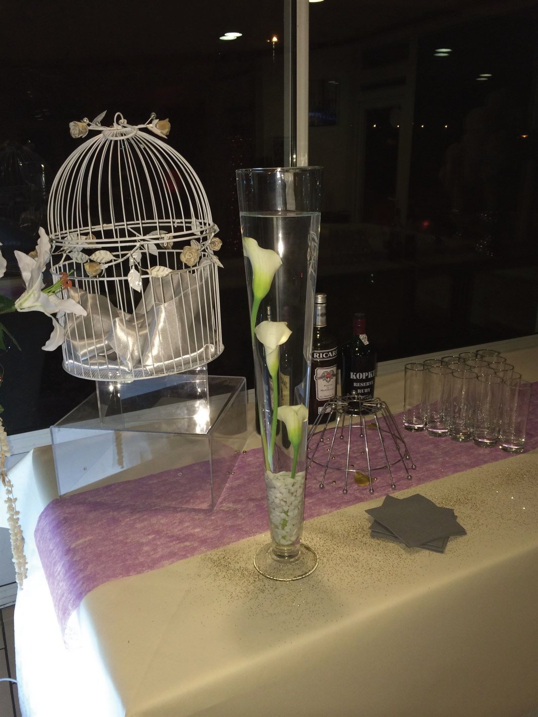 Composition florale de buffet : vase flûte, arums immergés