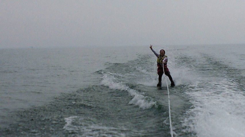 春菜　琵琶湖で初水上スキー