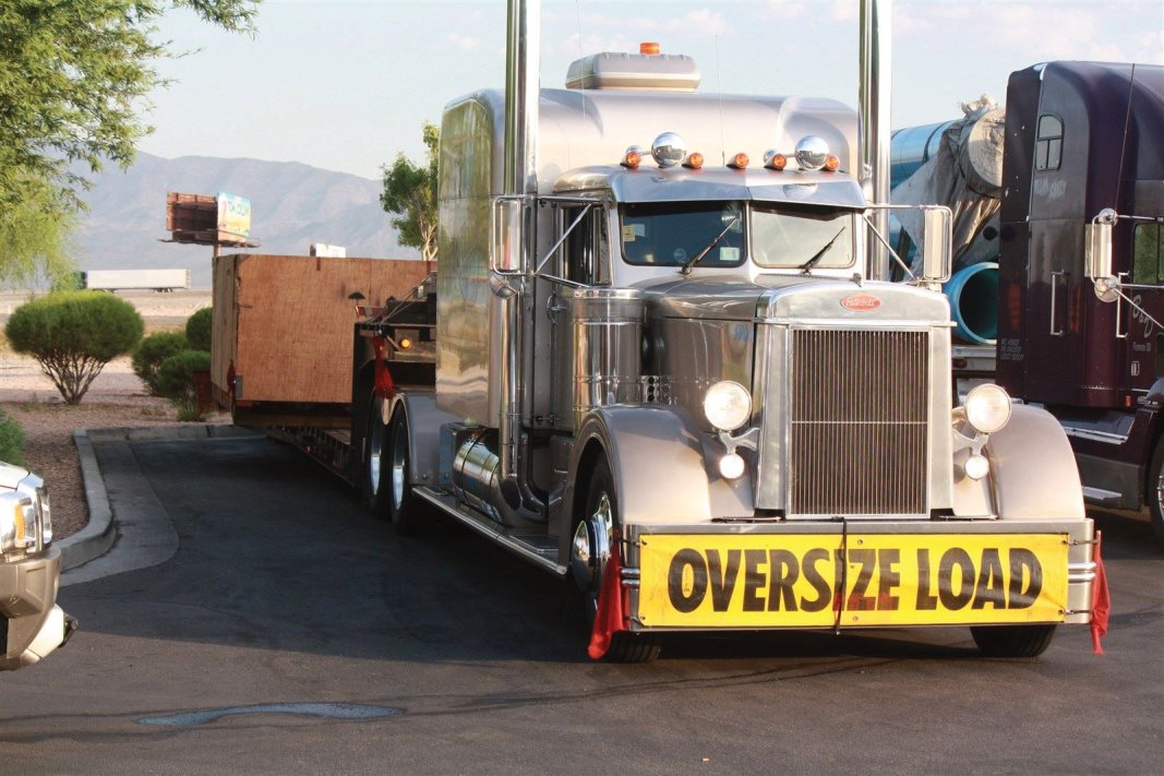 WE ESCORT THE BEST EQUIPMENT MOVERS AT ROADRUNNER PILOT CAR SERVICE COMPANY