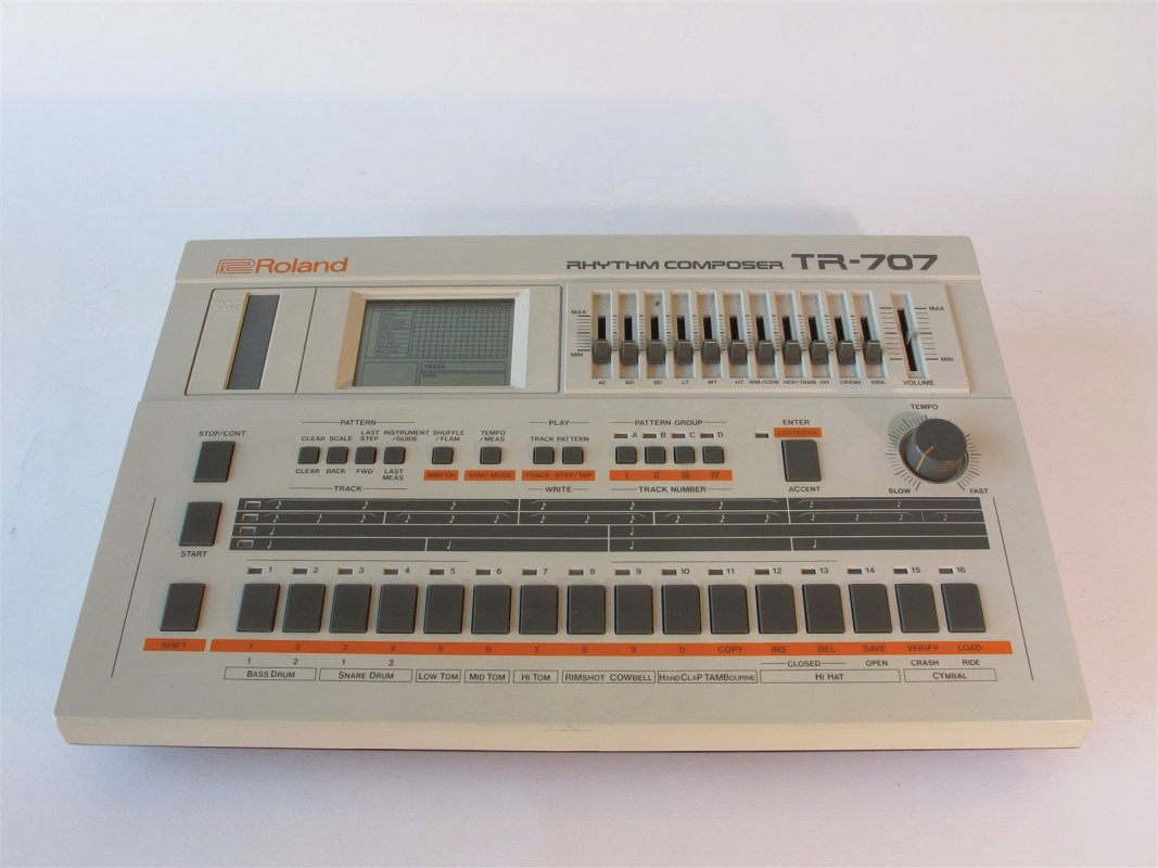 Roland TR 707